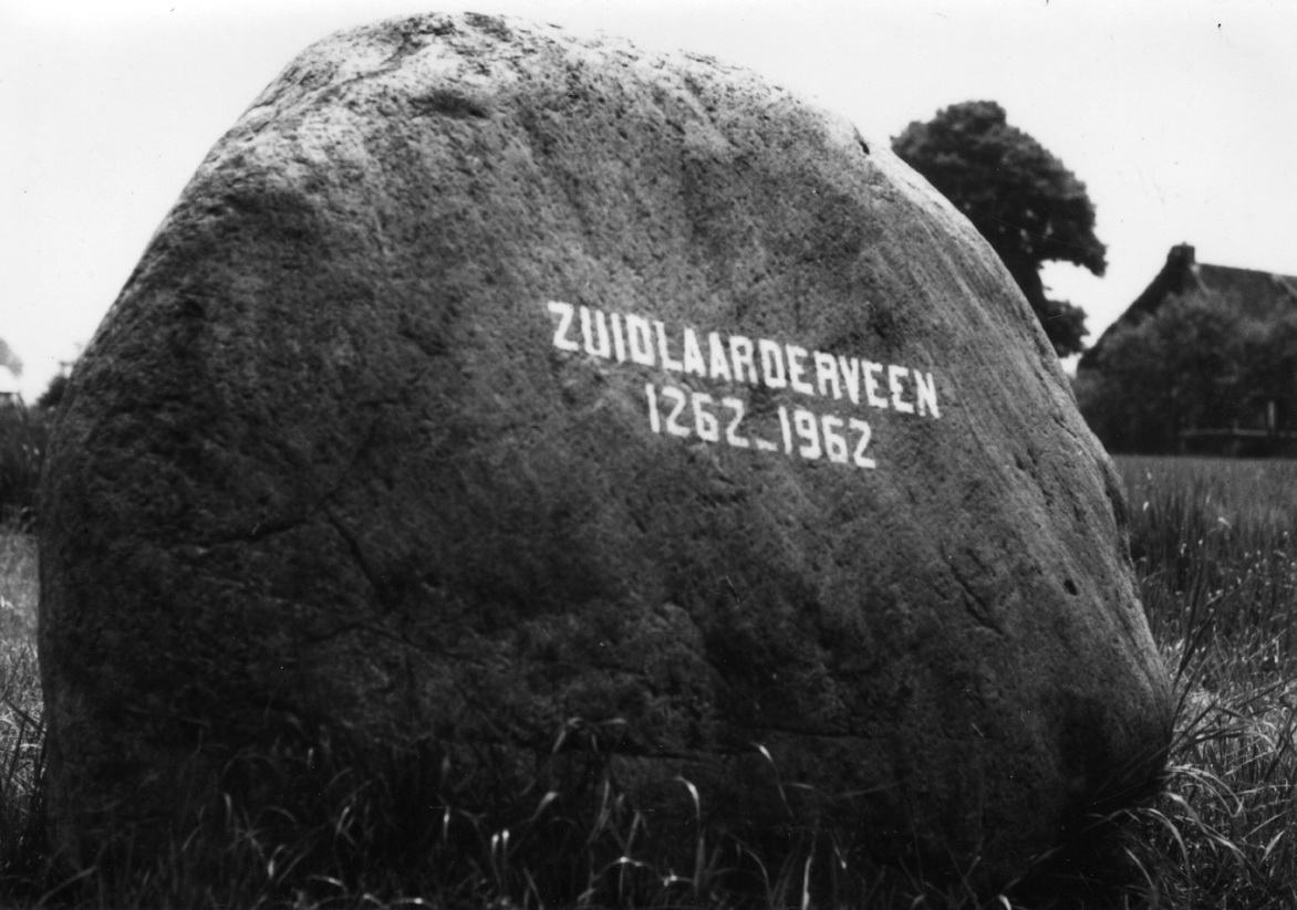 De kei bij Zuidlaarderveen met als toevoeging 1262-1962, wat er op duidt dat de steen in 1962 is geplaatst.